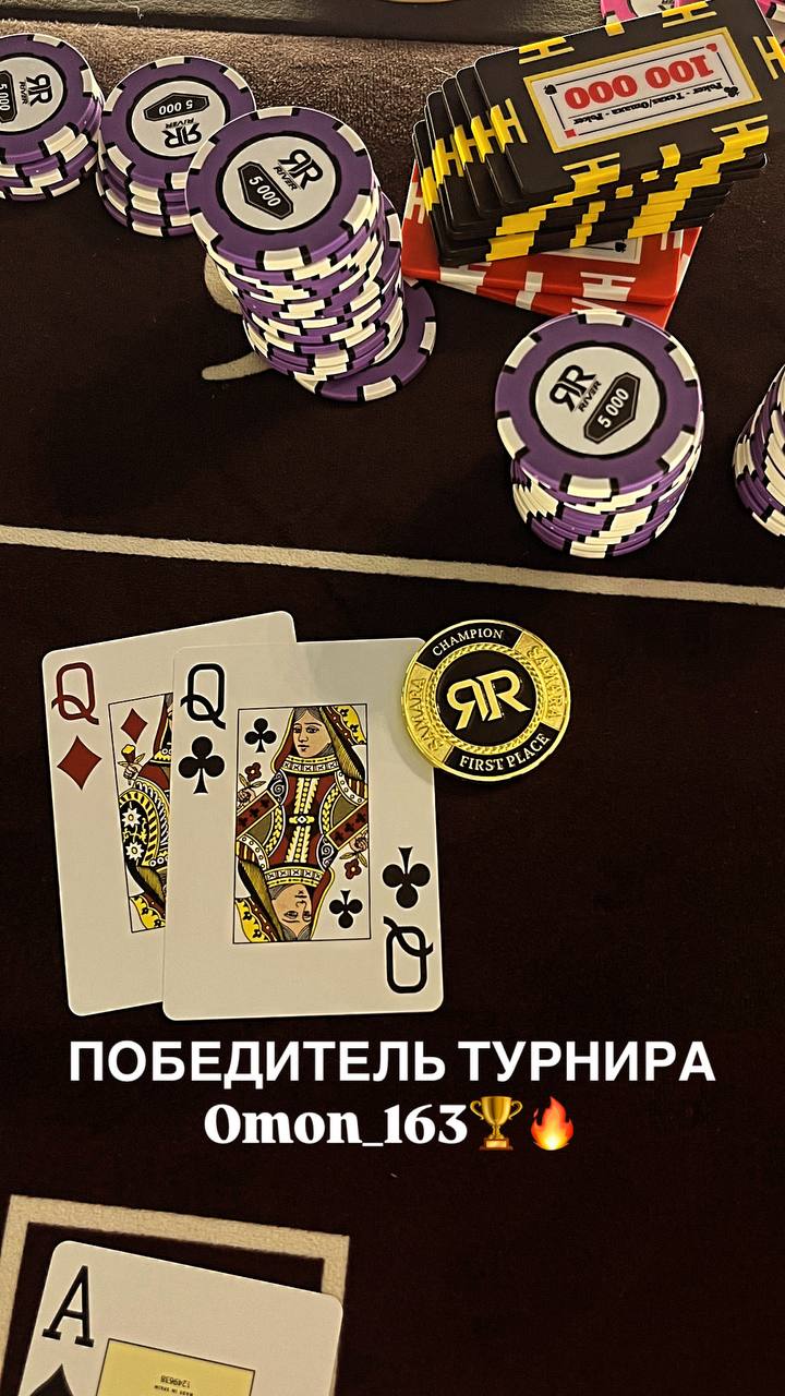 Две дамы и золотая фишка River «Champion — first place» рядом со стопками фишек